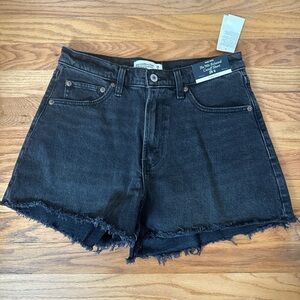Abercrombie Curve Love High Rise “The ‘90s Relaxed Cutoff Short” in Black Denim